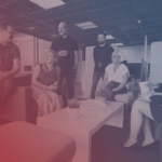 Decensin it-asiantuntijoita, naisia ja miehiä, Espoon-toimiston avokonttorissa kahvitauolla