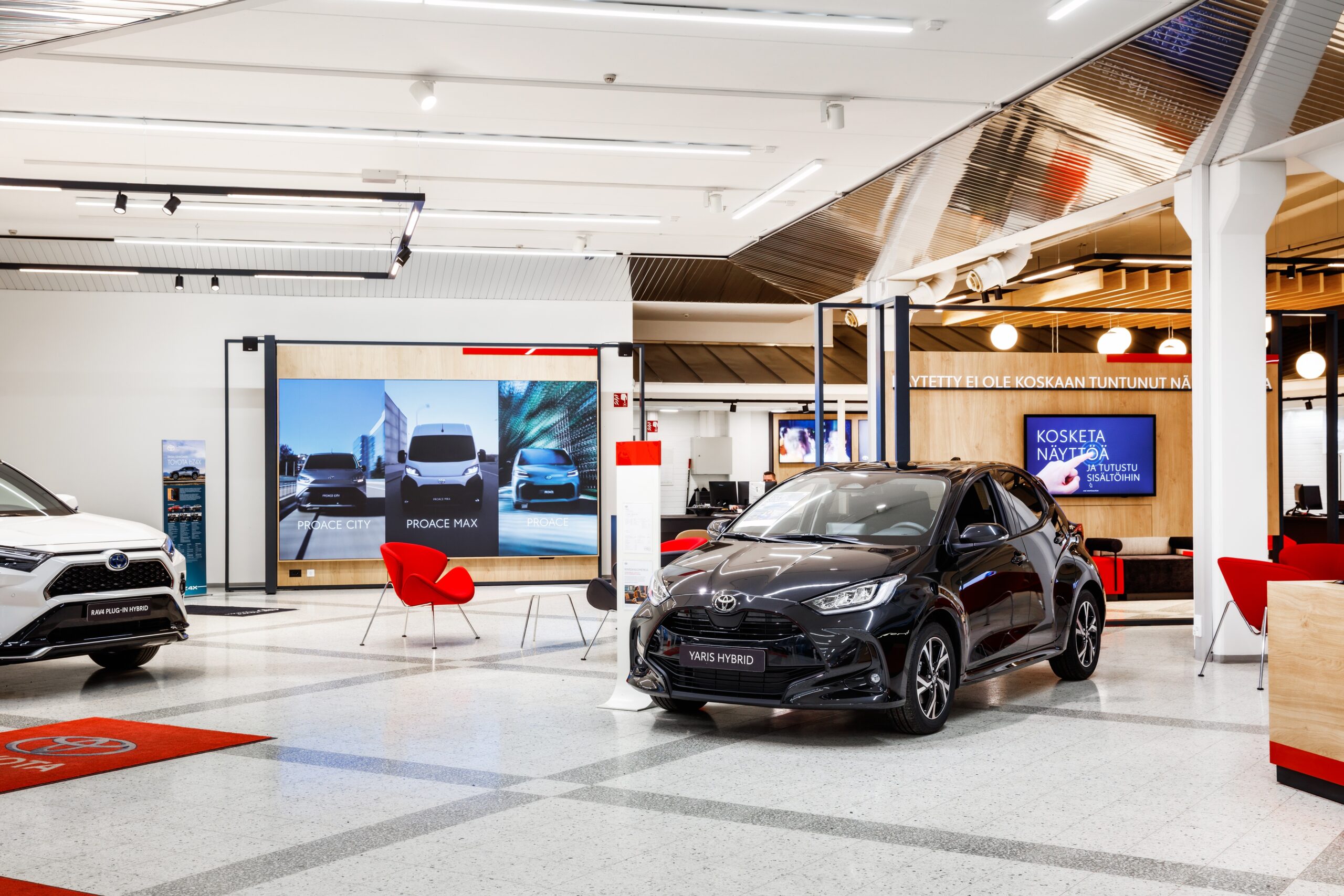Autokiila myymälä Decens on Autokillan IT-kumppani. Kuva Autokiilan myymälästä, jossa Toyota-auto..